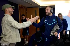 开云app-费内巴切与加拉塔萨雷争夺中场